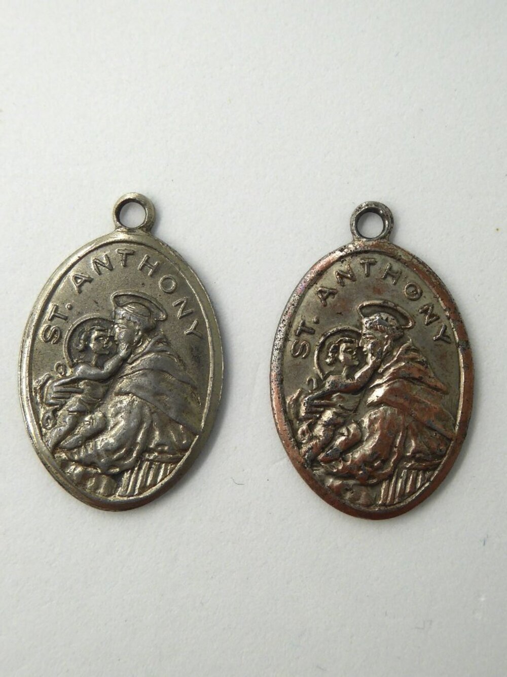 VINTAGE 1” SAINT ANTHONY CHRISTIAN RELIGIOUS METAL MEDAL PENDANT CHARM SET